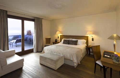 Superior Double Room with Terrace and City View