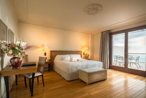 Superior Double Room with Terrace and City View