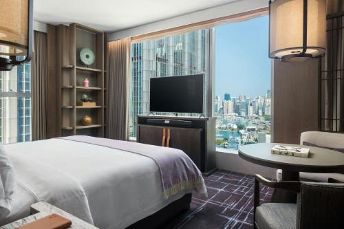 Metropolitan Suite, 1 Bedroom Suite, 1 King, Partial Harbor View