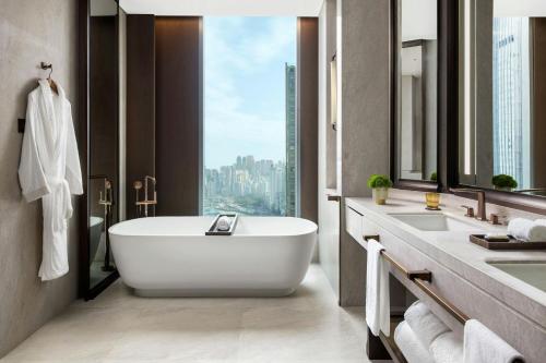Metropolitan Suite, 1 Bedroom Suite, 1 King, Partial Harbor View