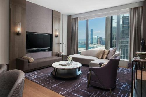 Metropolitan Suite, 1 Bedroom Suite, 1 King, Partial Harbor View