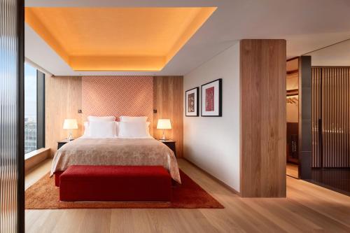 One-Bedroom Superior King Suite with Skyline View