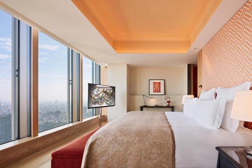 One-Bedroom Superior King Suite with Skyline View