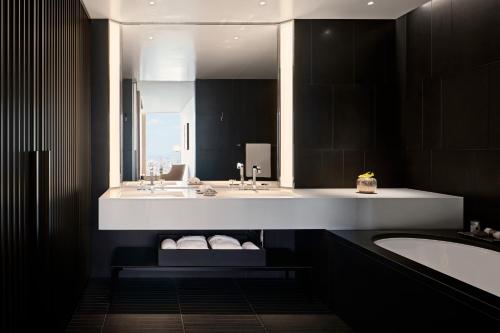 One-Bedroom Superior King Suite with Skyline View