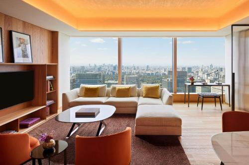 One-Bedroom Superior King Suite with Skyline View