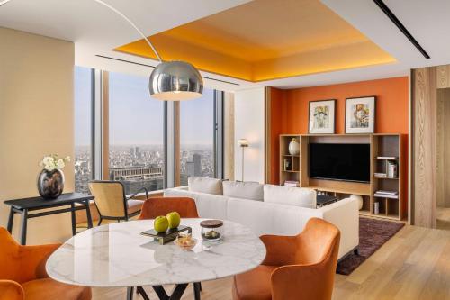 One-Bedroom Superior King Suite with Skyline View