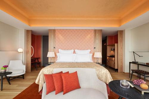Deluxe King Room with Skyline View