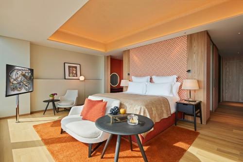 Deluxe King Room with Skyline View