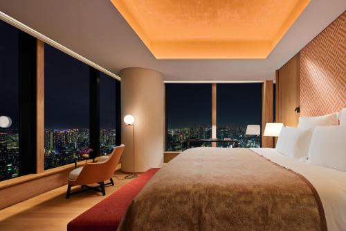 One-Bedroom Deluxe King Suite with Skyline View