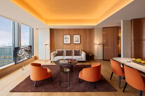 One-Bedroom Deluxe King Suite with Skyline View
