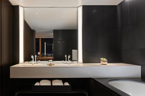 One-Bedroom Deluxe King Suite with Skyline View