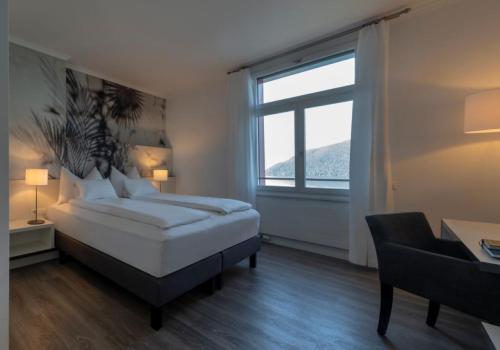 Queen Room with Lake View