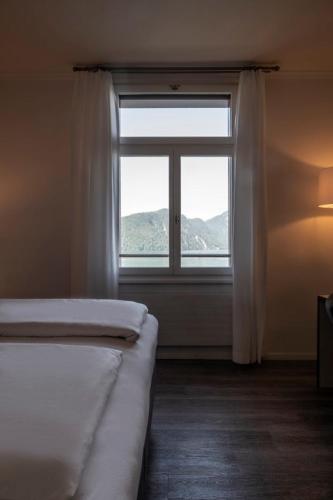 Queen Room with Lake View