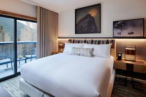 One-Bedroom King Suite with Sofa Bed and Balcony