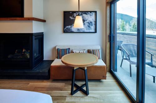 One-Bedroom King Suite with Sofa Bed and Tub
