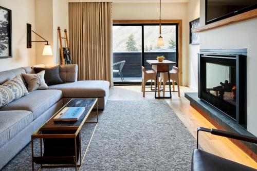 One-Bedroom King Suite with Sofa Bed and Tub