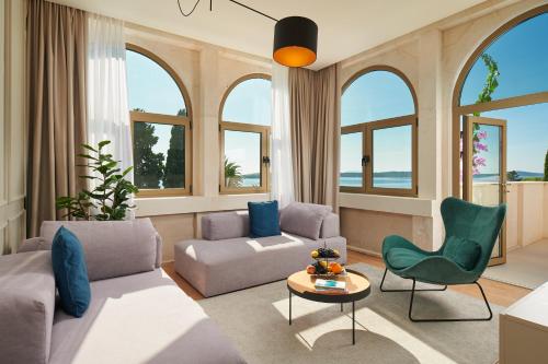 Executive Suite - Sea and Pool View with a Terrace - Ground Floor