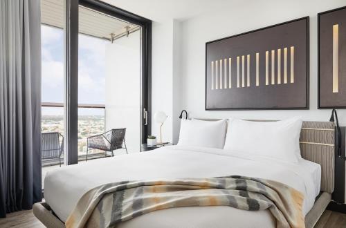 Deluxe Corner Suite with Wraparound Balcony