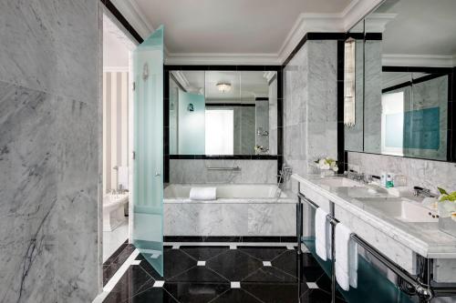 Grand One-Bedroom King Suite with Street View - Butler Service