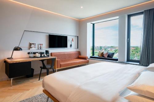 EXECUTIVE TOWER SUITE