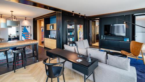 EXECUTIVE TOWER SUITE