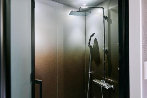 Hollywood Twin Room with Shower - Non-Smoking