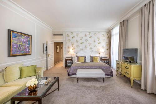 Junior Suite with City or Courtyard View