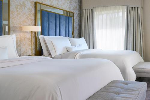 Deluxe Room with Two Double Beds and Atrium View