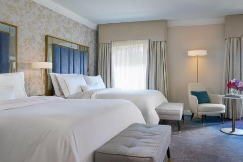 Deluxe Room with Two Double Beds and Atrium View