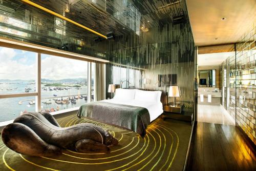 Extreme WOW King Suite with Whirlpool and Skyline View