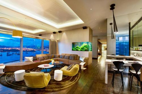Extreme WOW King Suite with Whirlpool and Skyline View