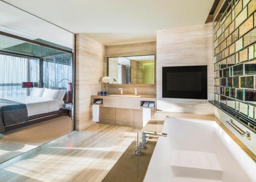WOW King Suite with Skyline View