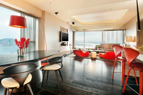 WOW King Suite with Skyline View