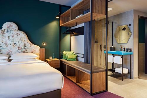 Deluxe King Room