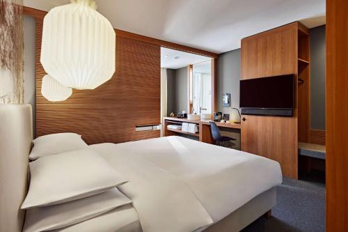 Deluxe Queen Room with City View