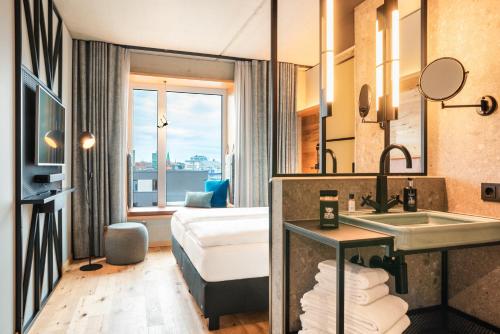 King Room with Harbor View - High Floor