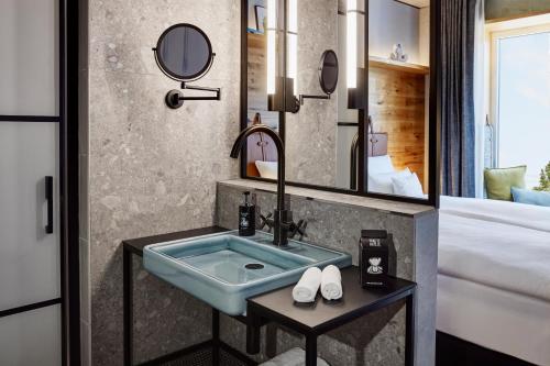 King Room with Harbor View - High Floor