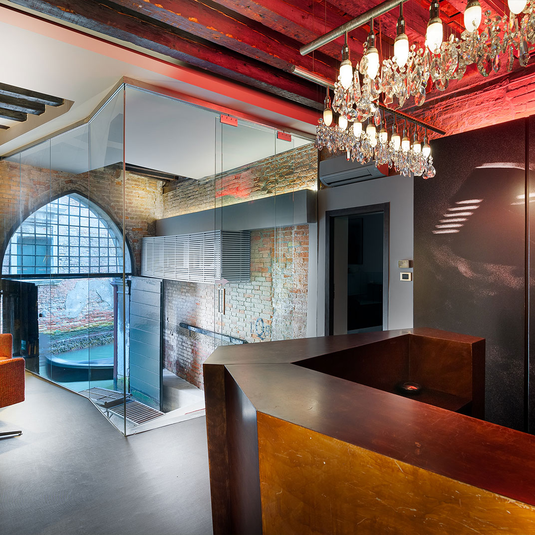 Charming House iQs