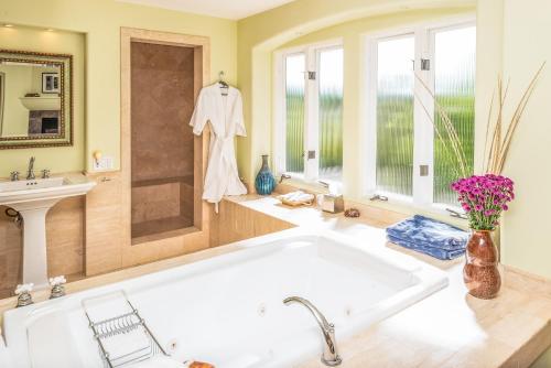 King Suite with Spa Bath