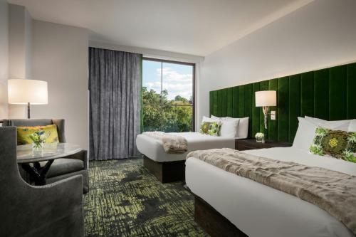 Queen Room with Two Queen Beds, Falls View and Adapted Tub - Mobility Accessible