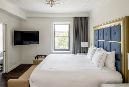 Deluxe King Suite