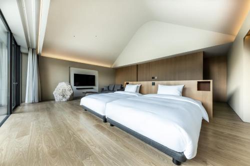 Forest Side Villa with Private Open-Air Bath and Private Pool