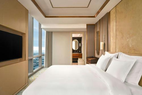 Landmark Panoramic King Suite - Club Lounge Access