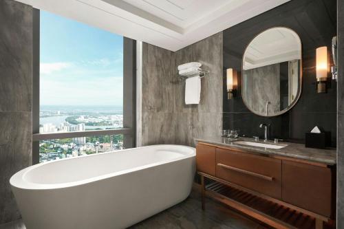 Landmark Panoramic King Suite - Club Lounge Access