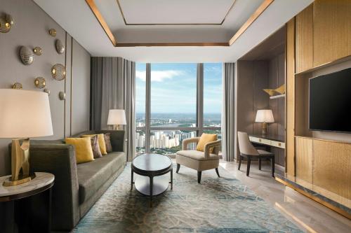 Landmark Panoramic King Suite - Club Lounge Access