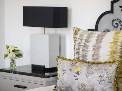 One-Bedroom Signature King Suite
