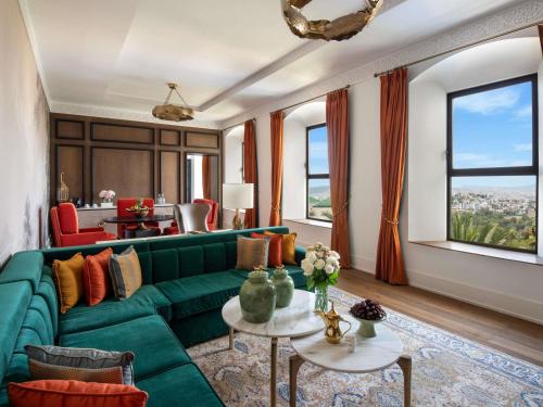 One-Bedroom Signature King Suite