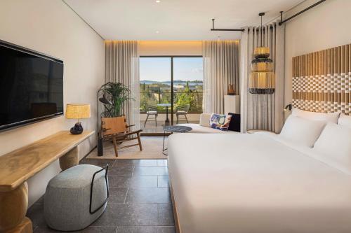 Deluxe Bay, Guest room, 1 King, Sofa bed, Partial Sea View