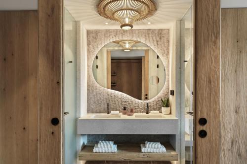 Deluxe Bay, Guest room, Partial Sea view, Balcony