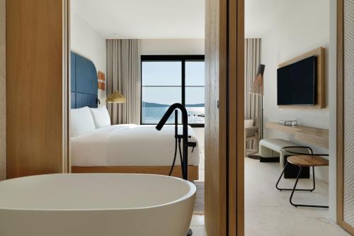W Bayfront Infinity, 1 Bedroom Suite, 1 King, Sea view